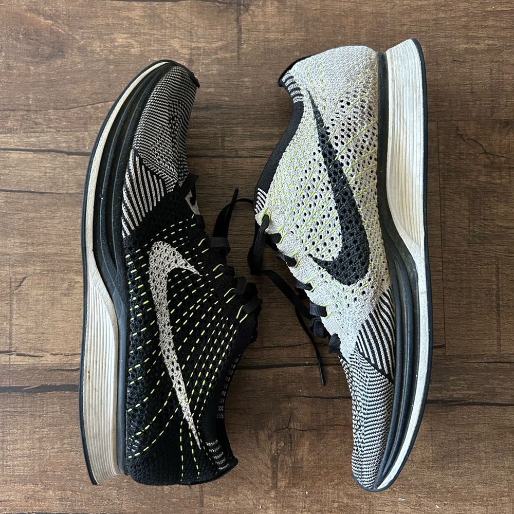 Nike Men's Black and Gray Flyknit Shoes